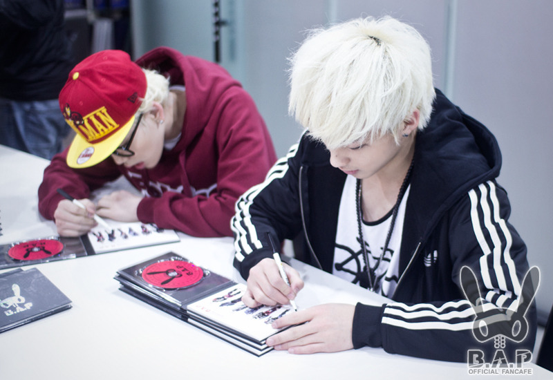 120228 B.A.P signing CD's 1745D7444F4CADC52FED19