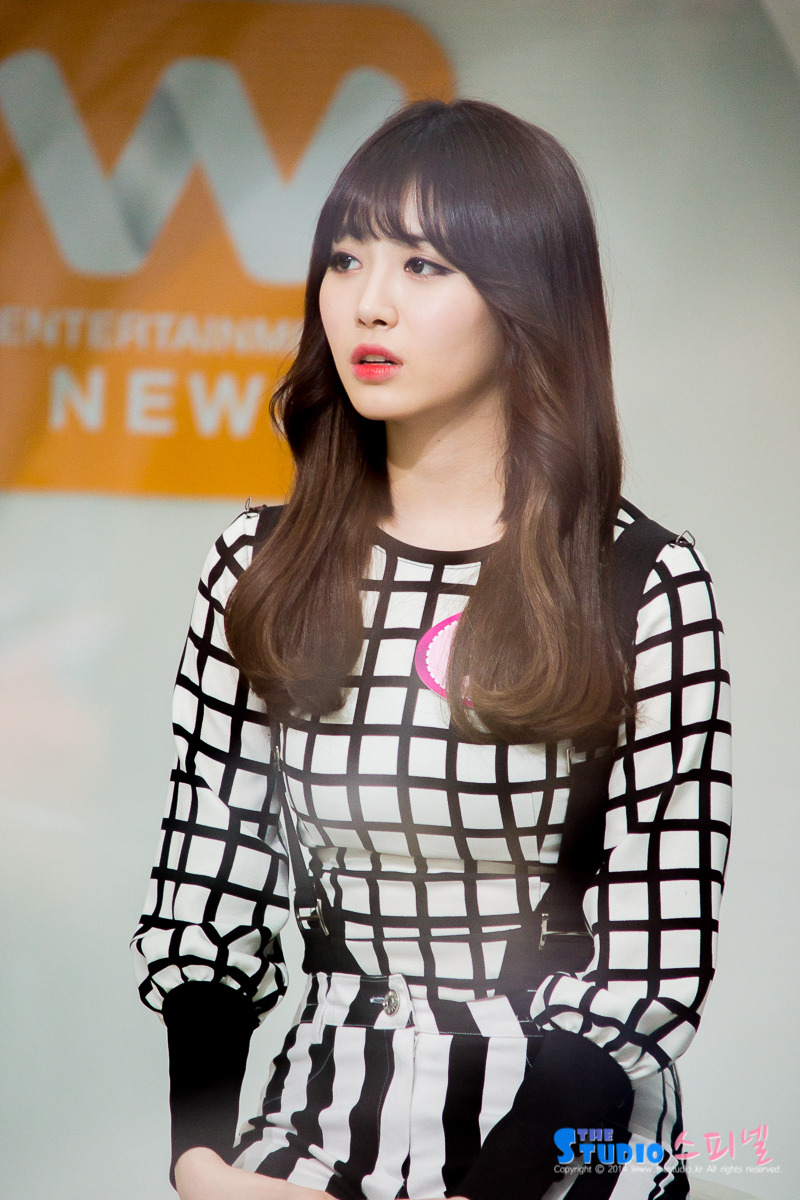 숟가락과 교감하는 유라.jpg | 인스티즈