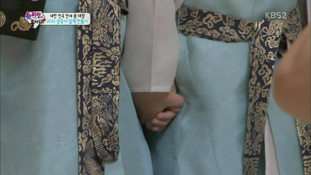 [슈퍼맨이돌아왔다] 서로 손을 꼭 잡고 있는 삼둥이 | 인스티즈