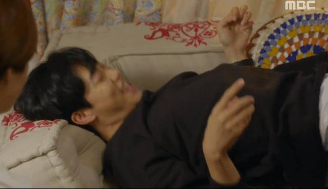 [운빨로맨스] 다짜고짜 보늬(황정음) 집을 찾아간 집 없는 수호(류준열).jpgif | 인스티즈