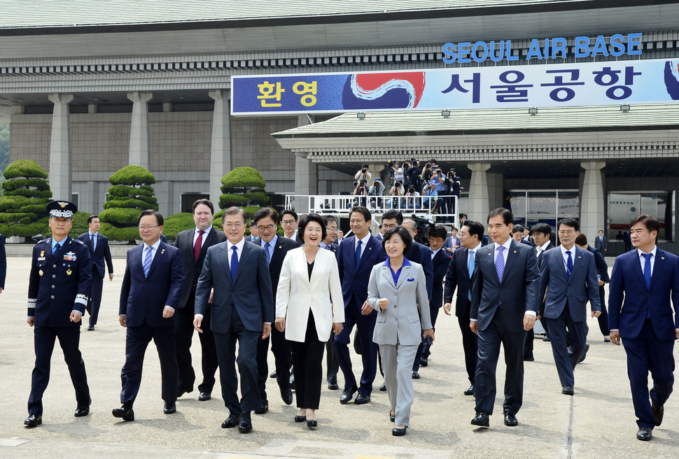 김정숙 여사 버선코 신발 .jpg | 인스티즈