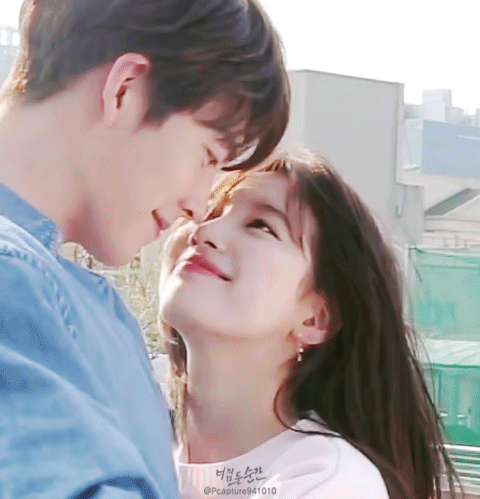 부담스럽게 쳐다보는 수지.gif | 인스티즈