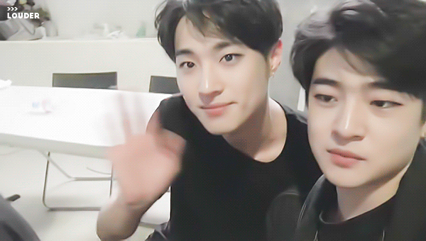 음악방송 문자투표가 처음인 아이돌 (Feat.블락비요ㅋ) | 인스티즈