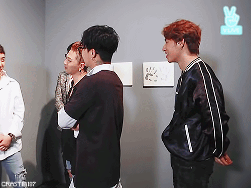각 그룹의 막내를 바라보는 오구 눈빛.jpg | 인스티즈