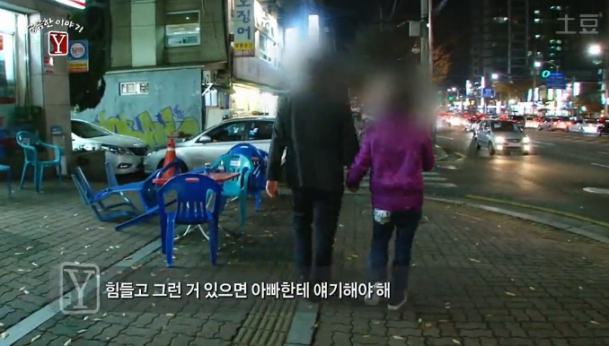 유모차 탄 아기들을 마음대로 만지고 다니는 여자 | 인스티즈