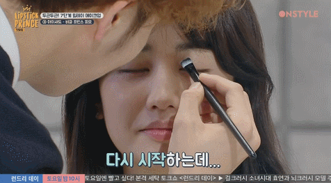 박하선 화장해주면서 안절부절 떨려서 숨도 제대로 못쉬는 남아이돌들.gif | 인스티즈