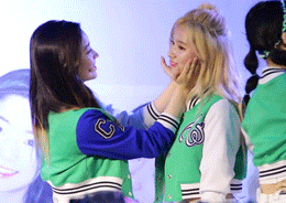 [트와이스] 인사도 하고싶고 하트도 하고싶은 사나 | 인스티즈