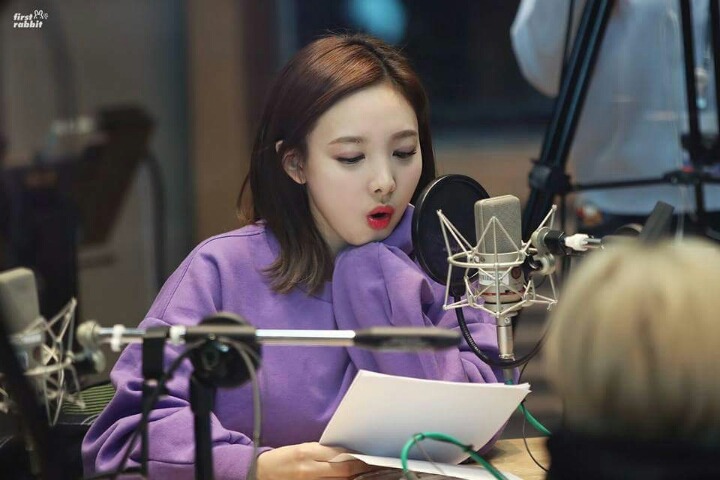 나를 쳐다보는 나연이 | 인스티즈
