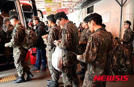 부대로 복귀하는 군장병들 | 인스티즈