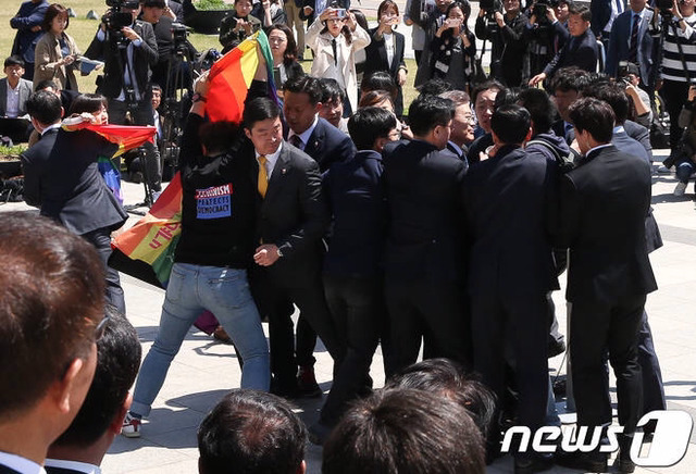 문재인, 안보 행보 발표중 재를 뿌린 성소수자 난입 사진 | 인스티즈