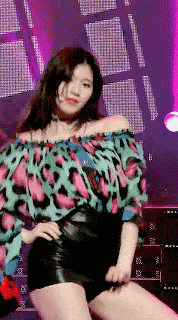 오프숄더&미니스커트 입은 사나.gif | 인스티즈