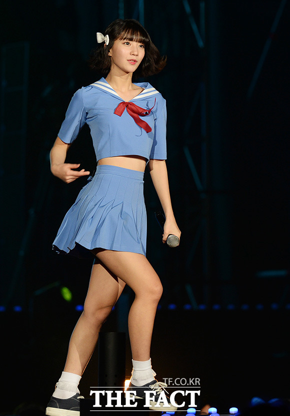 [오마이걸] 배 다 보이게 교복 짤라입히는 오마이걸 무대의상 | 인스티즈