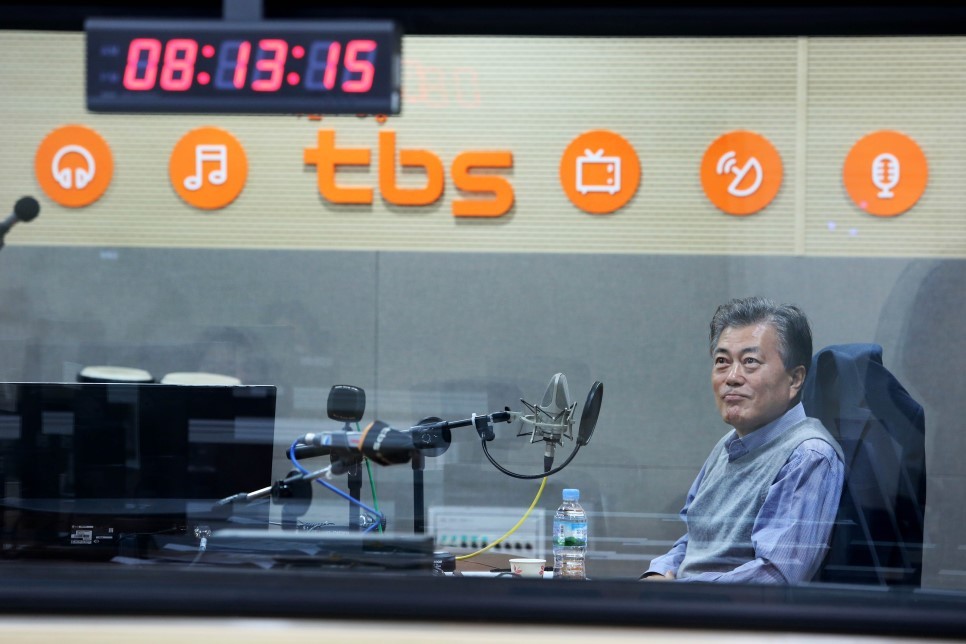 문재인 전대표 오늘 아침 라디오 출연 때 모습 | 인스티즈