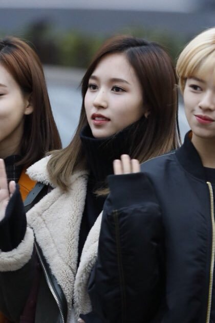 [트와이스] 목폴라와 무스탕을 입은 미나 | 인스티즈