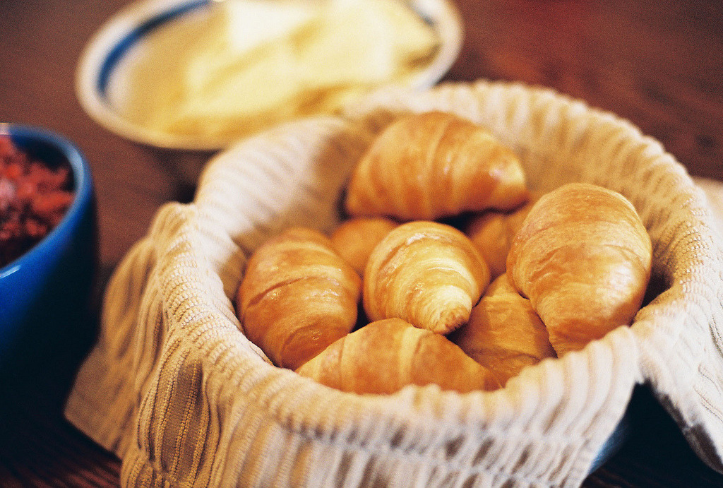 Croissant (크로와상) + Pain au Chocolat (뺑오쇼콜라) | 인스티즈