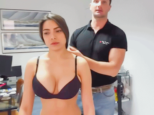 카이로프랙틱 받는 여자.gif | 인스티즈