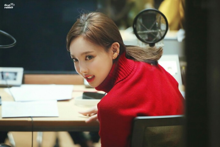 [트와이스] 빨간 목폴라를 입은 나연이 | 인스티즈