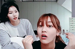 [트와이스] 뽀뽀하는 사나.gif | 인스티즈
