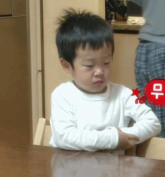 서언이한테 형은 표정이 왜그래?라고 묻는 서준이 | 인스티즈