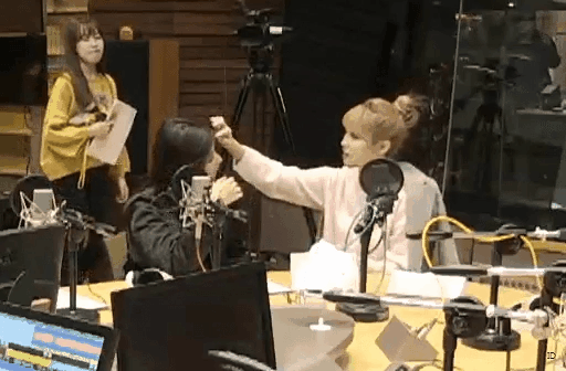 [트와이스] 현실친구 사나 모모.gif | 인스티즈