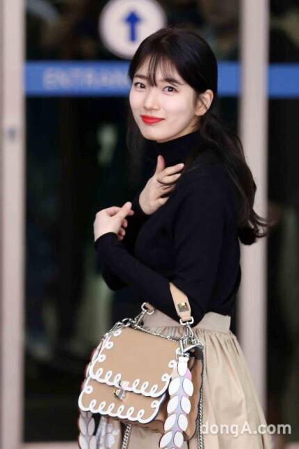 오늘자 출국하는 수지 | 인스티즈