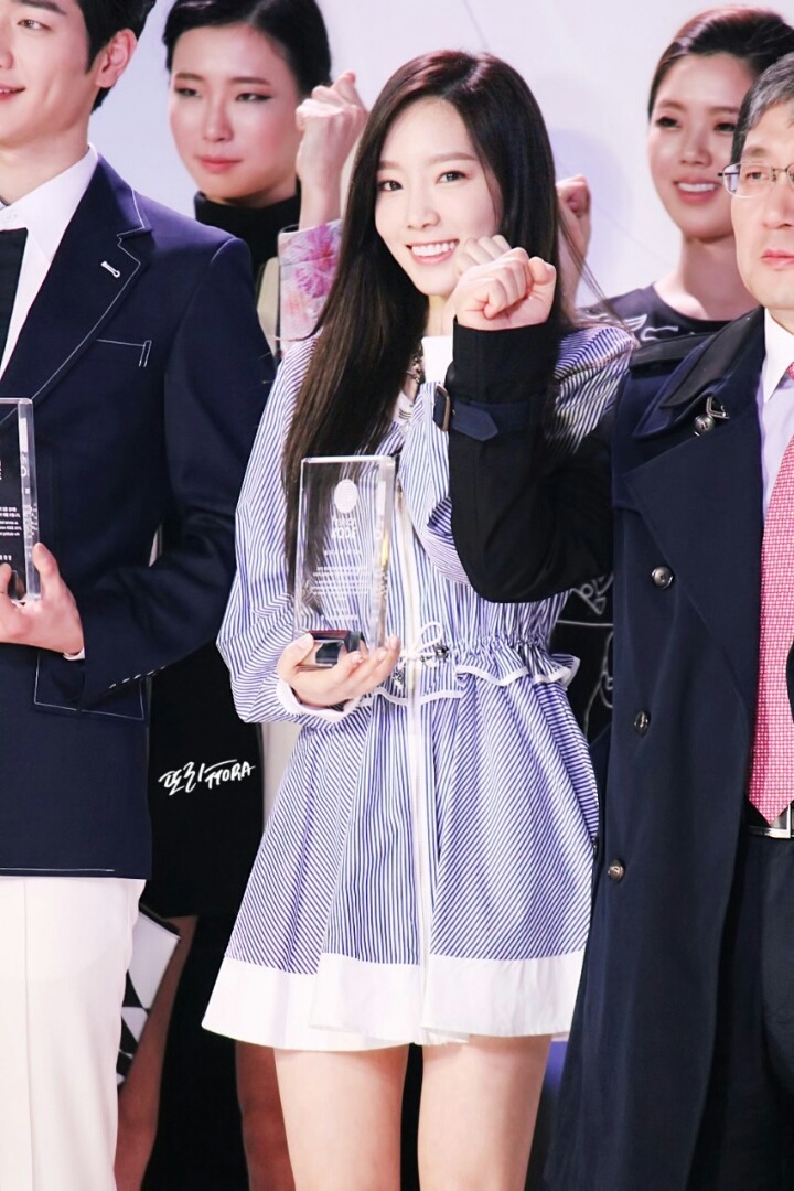 자기 찍덕알아보는 태연.jpgif | 인스티즈