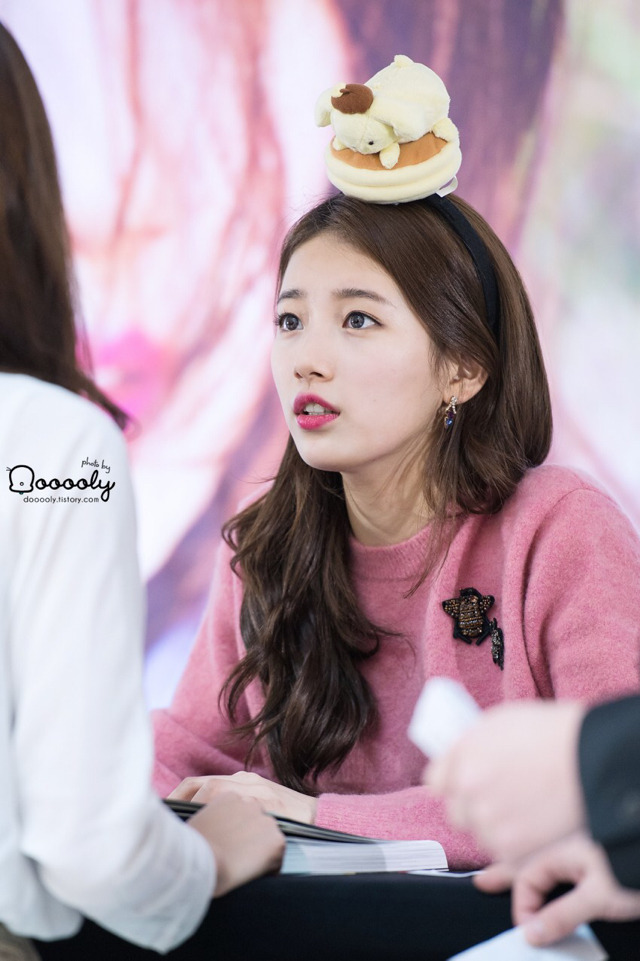 머리에 뭘 자꾸 얹어놓은 수지.jpg | 인스티즈
