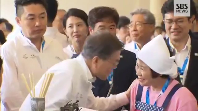 메밀전병을 빨리 먹고싶은 문재인 대통령.jpg | 인스티즈