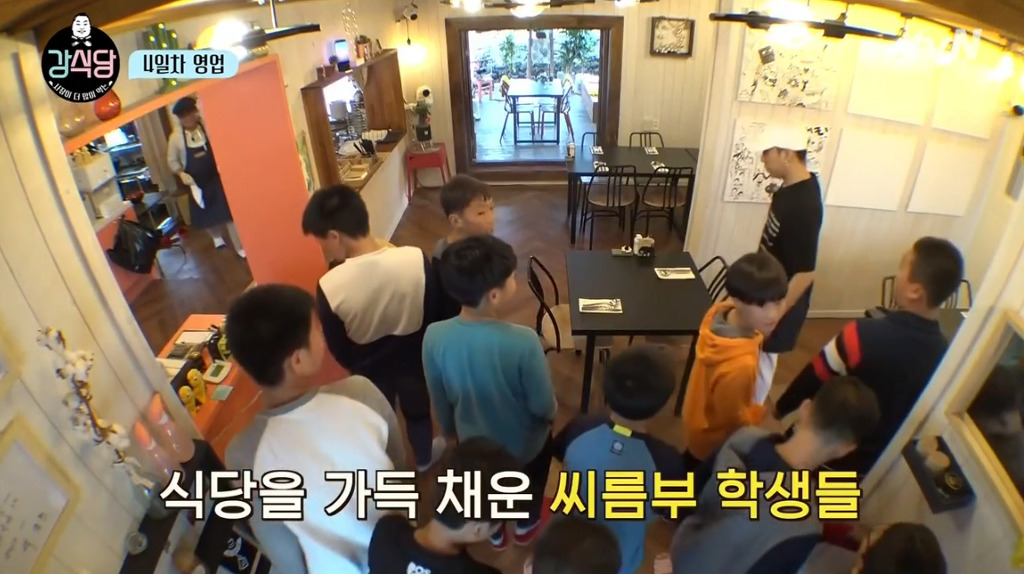 [강식당] 씨름하는 초딩 후배들 보고 신나서 점심값 18만원 내준 강호동.jpg | 인스티즈