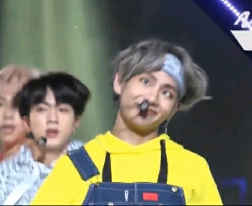 얼굴 겁나 막 쓰는 방탄소년단 뷔 | 인스티즈