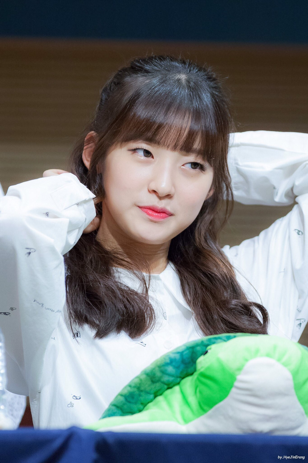 [오마이걸] 비가와서 그런지 몸의 온도가 내려간 것 같아서 아린이 | 인스티즈
