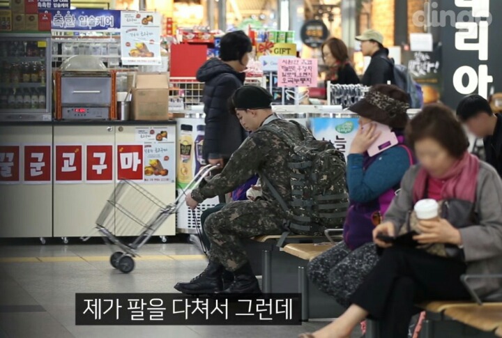팔을 다친 군인이 전투화 끈을 묶어달라고 한다면? | 인스티즈