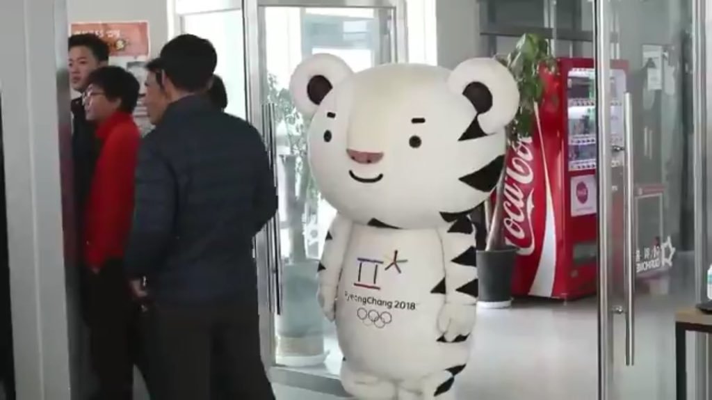 덩치땜에 혼밥할수밖에 없는 수호랑 | 인스티즈