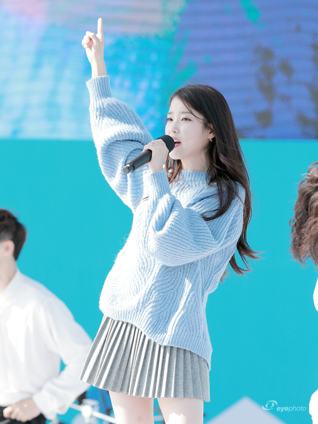 하늘하늘한 하늘색 아이유.jpg | 인스티즈