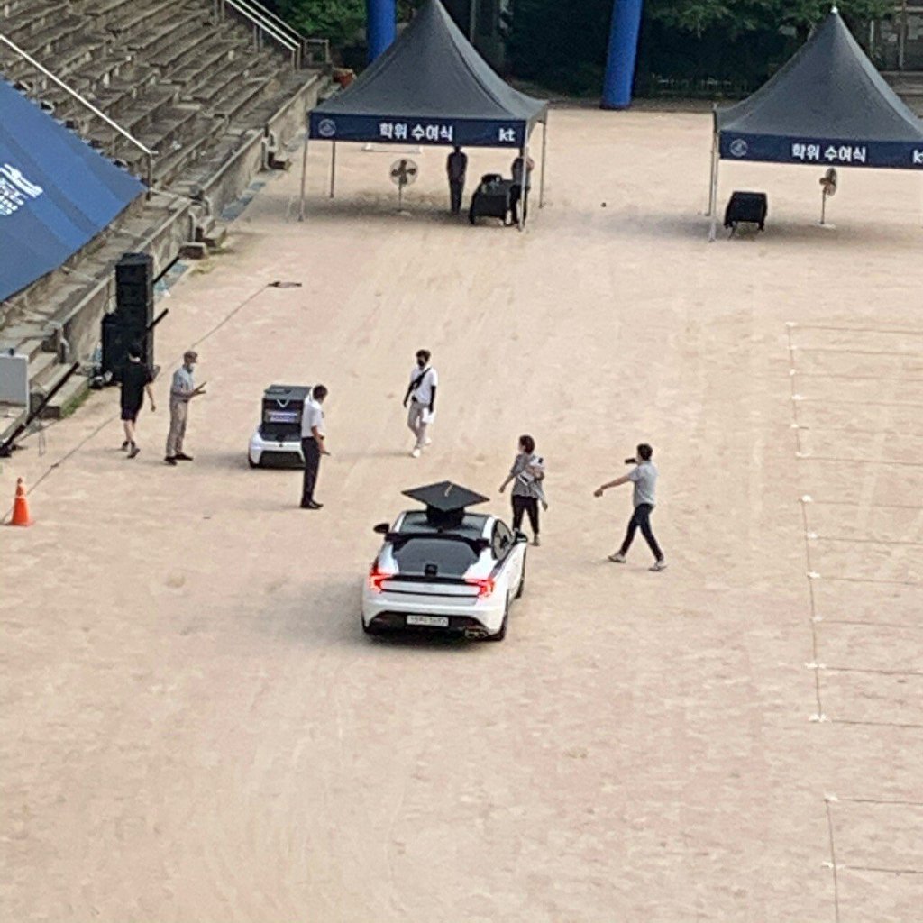 [홍익대] 졸업장 직접 갖다주시는 총장님.jpg | 인스티즈
