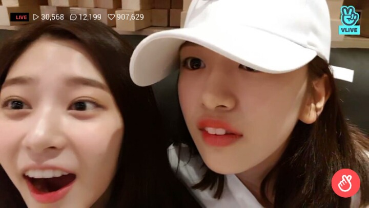 아이즈원, 사쿠라 유툽 끝나자마자 브이앱 켠 유진&amp;민주 | 인스티즈