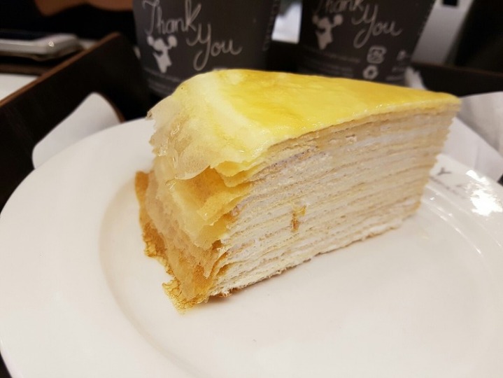 한겹씩 포크로 돌돌 말아먹는 케이크.jpg | 인스티즈