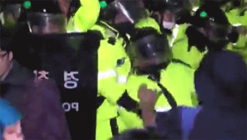 폭력 경찰이라고 하는데 찾아보면 경찰이 얻어터지고 있음ㅋㅋ | 인스티즈