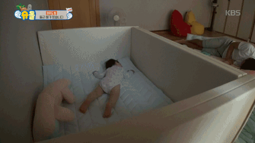 누나가 벤틀리 안아주자 질투하는 건후.gif | 인스티즈