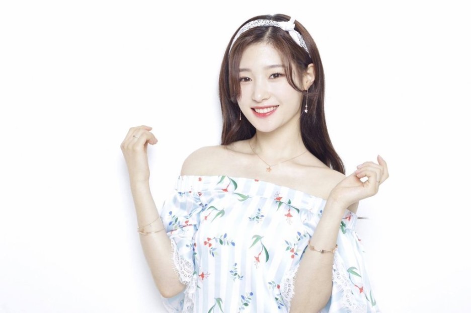 정채연 어깨노출 | 인스티즈