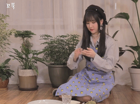 말없이 만두만 빚고 있는 여차친구 은하.gif | 인스티즈