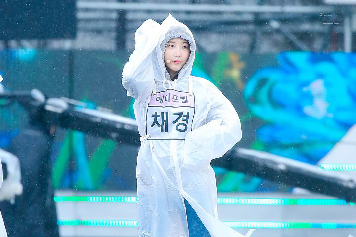 [에이프릴] 일 하다가 잠깐 쉬는 시간이 되서 채경이 | 인스티즈