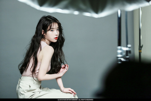 2018 아이유 시즌그리팅 공식 사진.jpg | 인스티즈