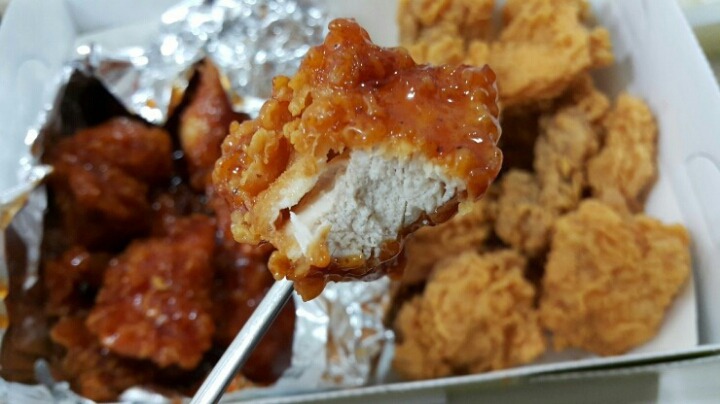띵동!! 치킨이 도착했다. 가장 먼저 먹게되는 부위는?? | 인스티즈