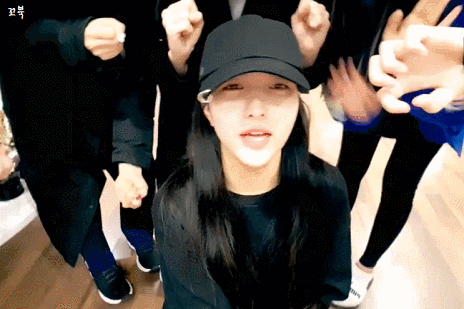 맏언니 소원 괴롭히는 여자친구.gif | 인스티즈