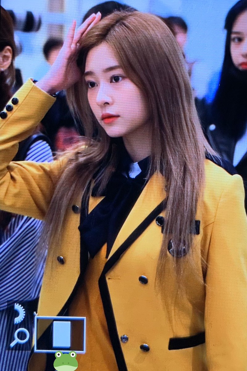 교복 입고 출국하는 김민주 | 인스티즈