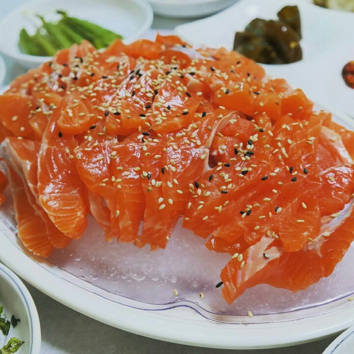 신선하고 맛있는! 송어회 (+사이드) gifjpg | 인스티즈