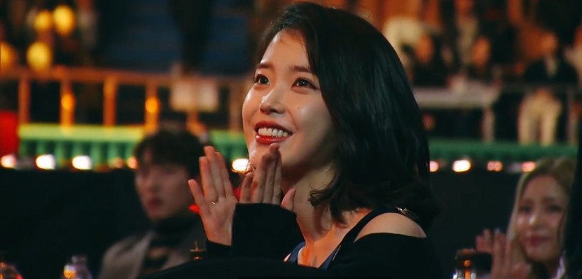 오늘 가온어워드 5관왕 아이유.gif | 인스티즈