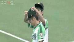올스타전에서 크보 대표 대두 강민호의 모자를 써보는 김광현.gif | 인스티즈