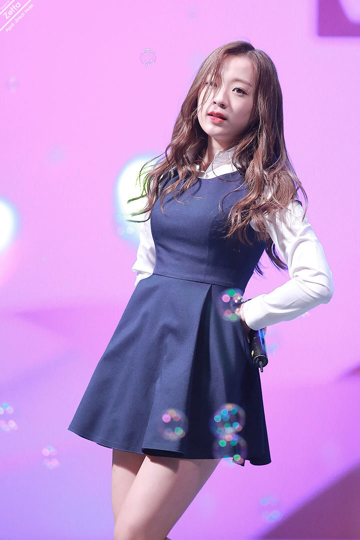 [에이프릴] 아침부터 꽤나 추운 것 같아서 진솔이 | 인스티즈